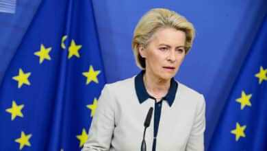 Von der Leyen propone un embargo total al petróleo ruso