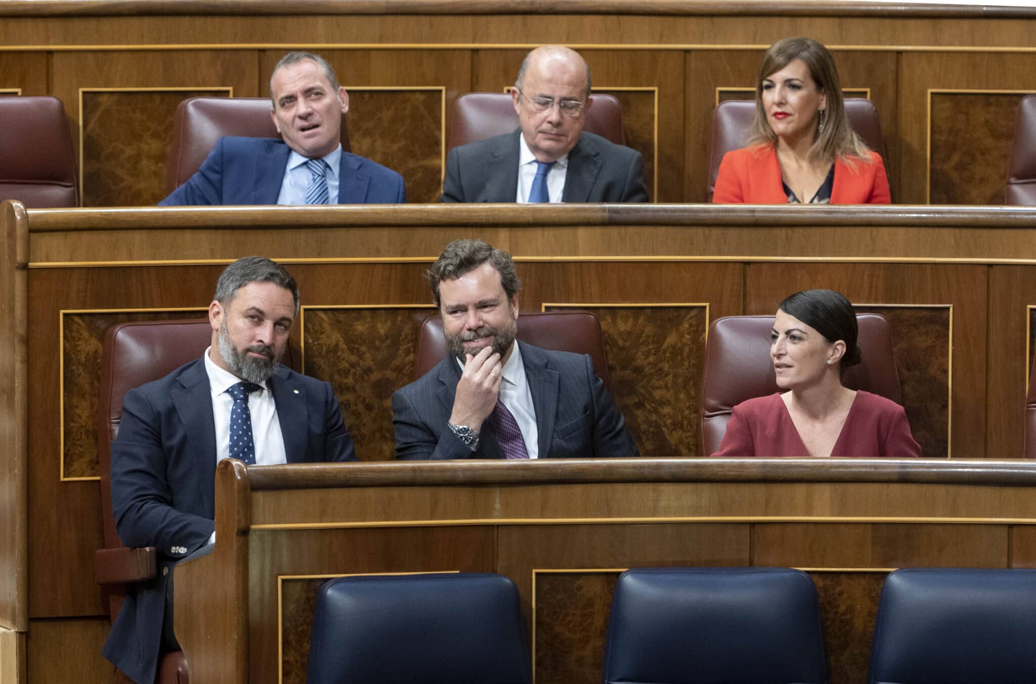 (I-D) El líder de Vox, Santiago Abascal; el portavoz parlamentario de Vox, Iván Espinosa de los Monteros; y la candidata de Vox a la Presidencia de la Junta de Andalucía, Macarena Olona, en una sesión plenaria, en el Congreso.