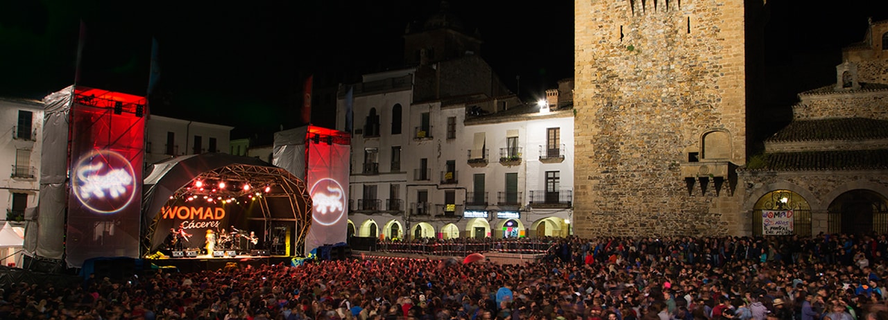 La Plaza Mayor de Cáceres, abarrotada en el Womad.