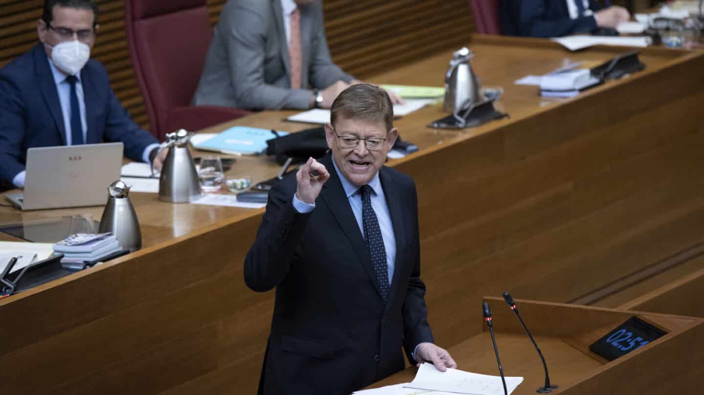 El presidente de la Generalitat Valenciana, Ximo Puig, interviene durante un pleno de Las Cortes Valencianas.