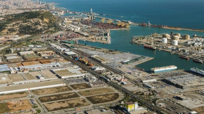 Un incendio quema una nave de reciclaje en Barcelona Zona Franca de Barcelona