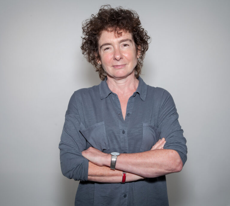 Jeanette Winterson: "Acabaremos casándonos con robots, como quien se casa con su muñeca sexual"