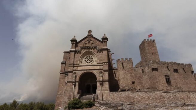 Vista general del incendio este miércoles en la localidad navarra de Javier.