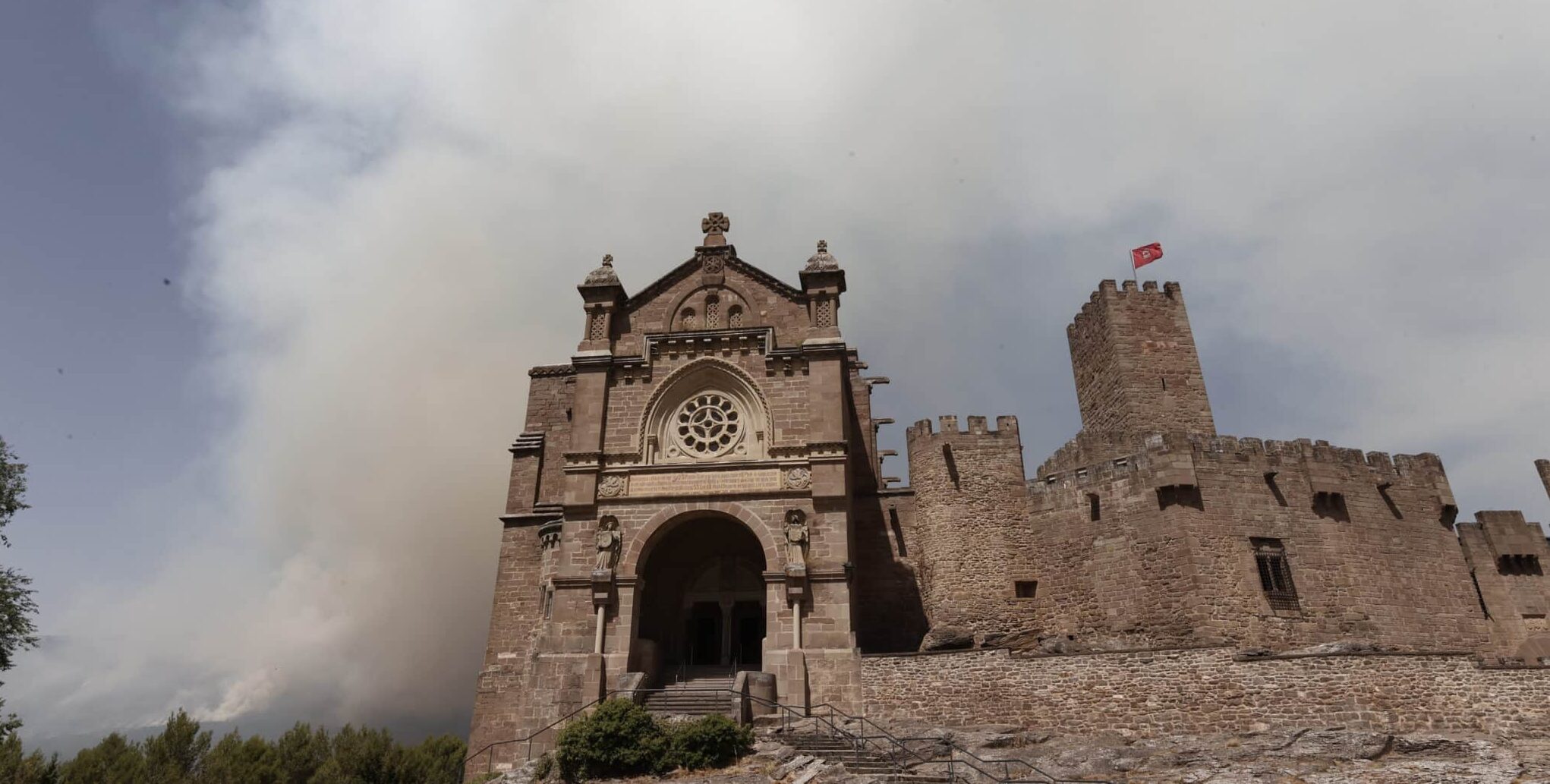 Vista general del incendio este miércoles en la localidad navarra de Javier.