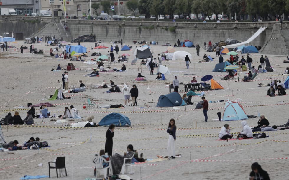 Cientos de personas han pasado la noche de San Juan 2022 en las playas de Riazor y Orzán, en la ciudad de A Coruña