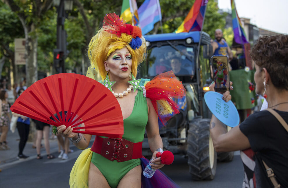 Un momento de la manifestación que ha recorrido hoy sábado las calles de Logroño para exigir la aprobación estatal de la Ley para la igualdad real y efectiva de las personas trans y para la garantía de los derechos de las persona LGTBI+. 