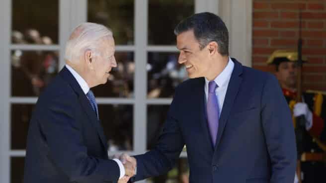 El presidente de Estados Unidos, Joe Biden, saluda al presidente del gobierno de España Pedro Sánchez, este martes a su llegada al Palacio de la Moncloa en Madrid, en la que se celebra la cumbre de la OTAN.