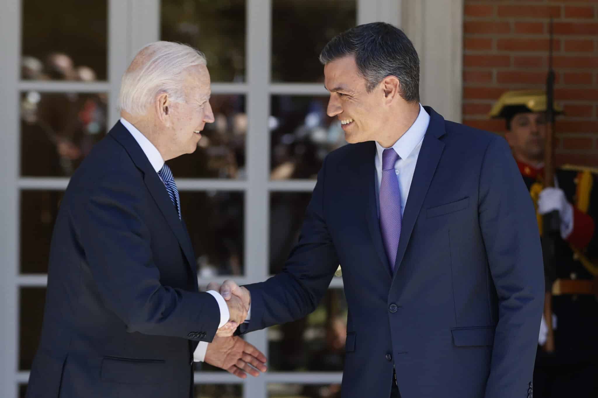 El presidente de Estados Unidos, Joe Biden, saluda al presidente del gobierno de España Pedro Sánchez, este martes a su llegada al Palacio de la Moncloa en Madrid, en la que se celebra la cumbre de la OTAN.