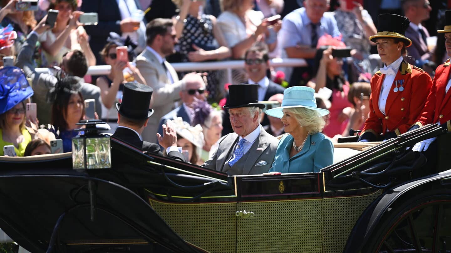 Los británicos Carlos, Príncipe de Gales (L) y Camilla, Duquesa de Cornualles llegan el primer día de Royal Ascot