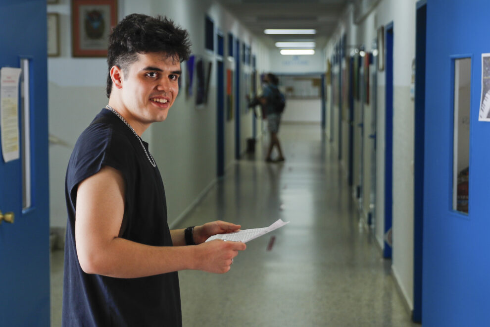  Gabriel Plaza es el alumno del Instituto San Juan Bautista, de Madrid capital, que ha sacado un 10, nota más alta de la Evaluación para el Acceso a la Universidad (EvAU) este año en la Comunidad de Madrid. 