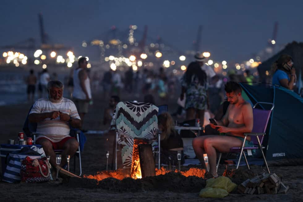Playas de La Malvarrosa y Las Arenas (Valencia) llenas de gente celebrando la noche de San Juan 2022 con sus hogueras encendidas