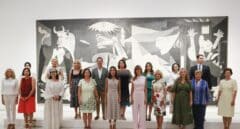 Letizia con las primeras damas y primeros caballeros de la OTAN ante el Guernica