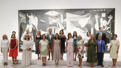 Letizia con las primeras damas y primeros caballeros de la OTAN ante el Guernica