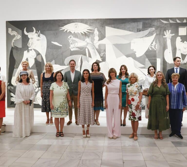 Letizia con las primeras damas y primeros caballeros de la OTAN ante el Guernica