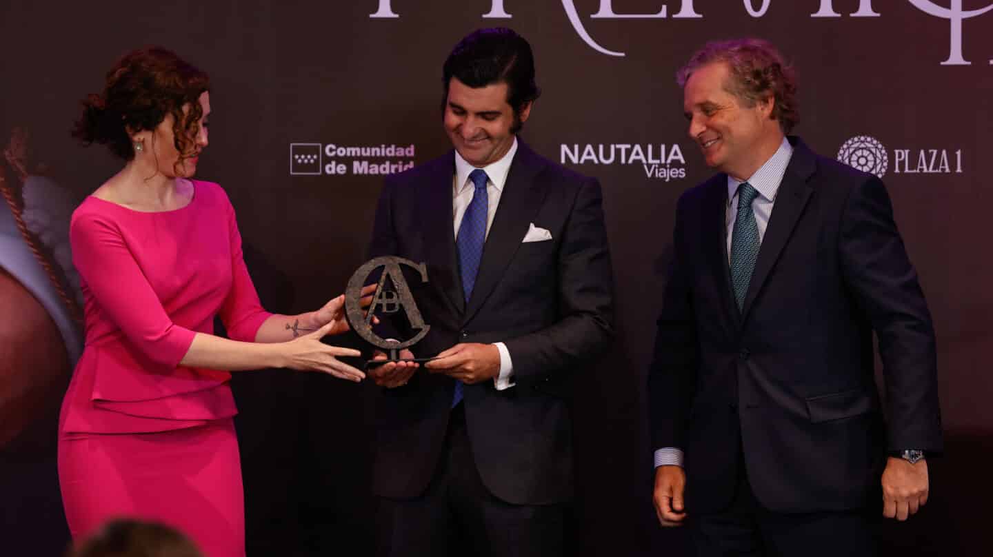 Ayuso entrega el Premio Taurino ABC a Morante en presencia de Ybarra.