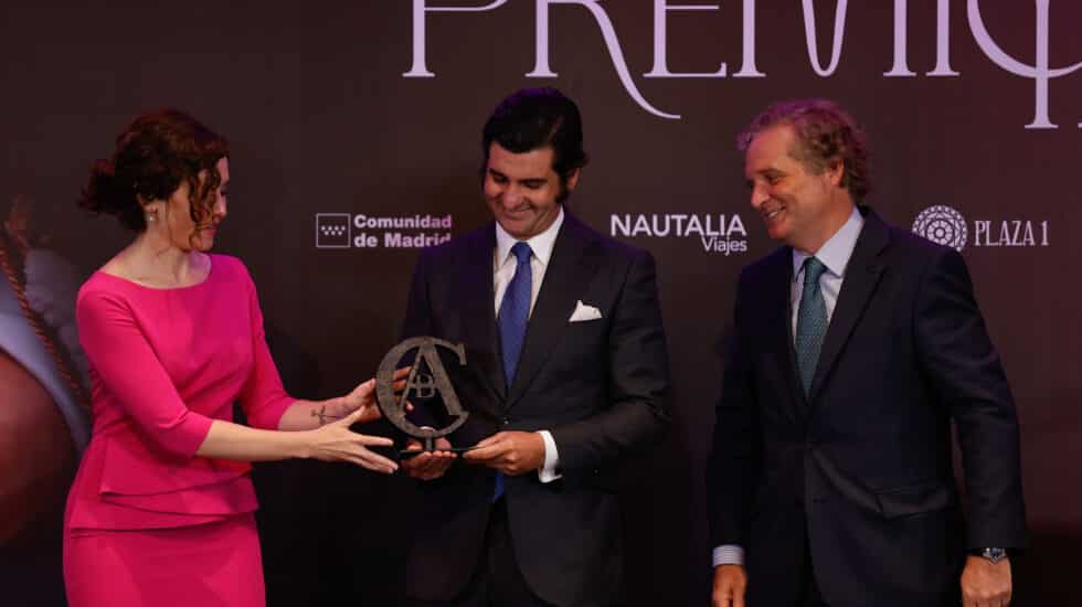 Ayuso entrega el Premio Taurino ABC a Morante en presencia de Ybarra.