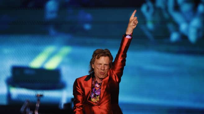 El cantante de The Rolling Stones, Mick Jagger (i), durante el concierto ofrecido este miércoles en el estadio Wanda Metropolitano, en Madrid