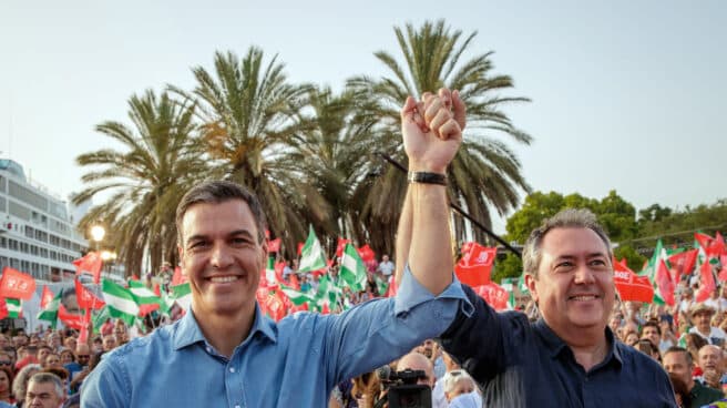 El presidente del Gobierno, Pedro Sánchez, y el candidato del PSOE a la presidencia de la Junta de Andalucía, Juan Espadas, al comienzo del acto de cierre de campaña de su partido hoy jueves en el Muelle de las Delicias de Sevilla. EFE/ Julio Muñoz