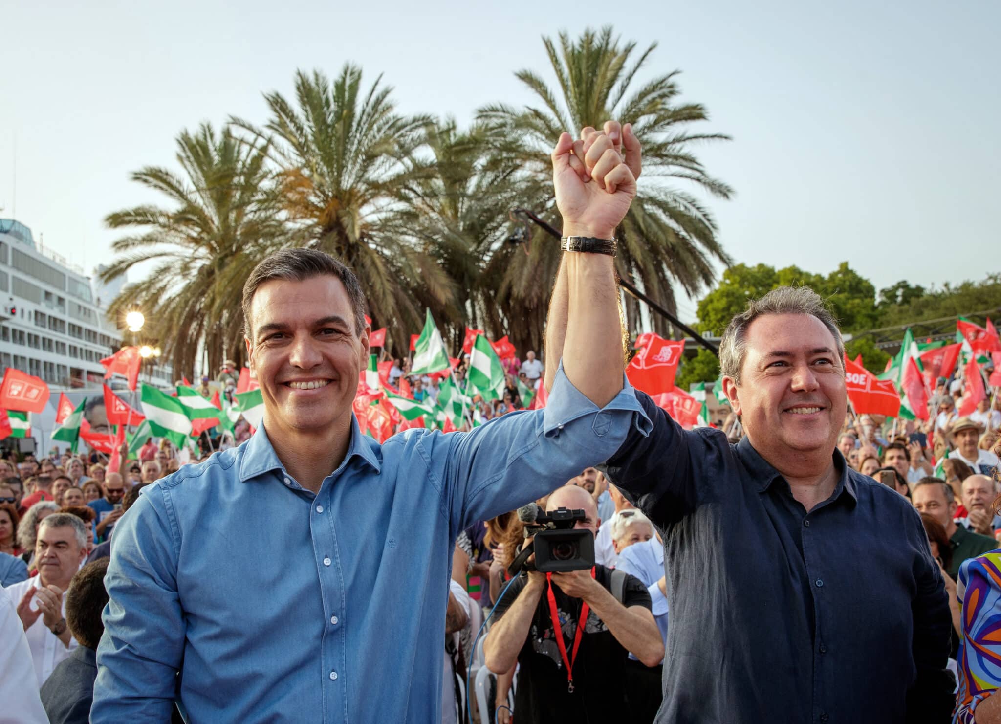 El presidente del Gobierno, Pedro Sánchez, y el candidato del PSOE a la presidencia de la Junta de Andalucía, Juan Espadas, al comienzo del acto de cierre de campaña de su partido hoy jueves en el Muelle de las Delicias de Sevilla. EFE/ Julio Muñoz