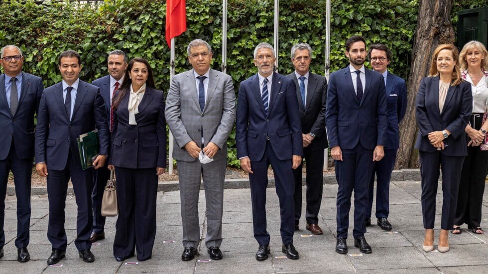 Grande-Marlaska y Abdelouafi Laftit (Ministro del Interior de Marruecos) con representantes de ambos países