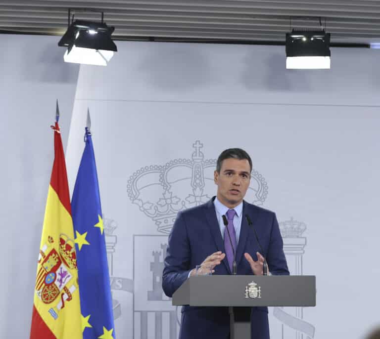Sánchez apunta a las mafias como responsables del asalto a la valla de Melilla y defiende la actuación policial