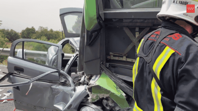 Muere una mujer y un menor en grave en una colisión frontal con un autobús en San Martín de Valdeiglesias stado en el que ha quedado uno de los vehículos implicados en el accidente de la M-501