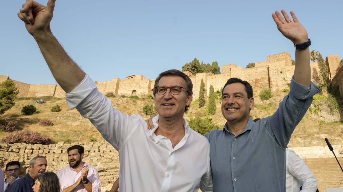 El presidente del PP, Alberto Núñez Feijóo, junto al presidente de la Junta de Andalucía y candidato popular a las elecciones Juanma Moreno en
