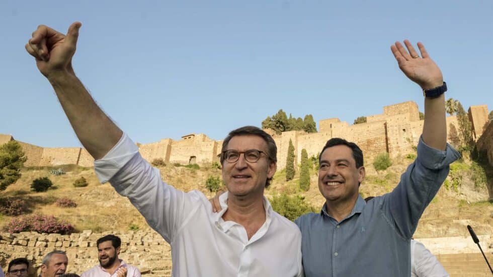 El presidente del PP, Alberto Núñez Feijóo, junto al presidente de la Junta de Andalucía y candidato popular a las elecciones Juanma Moreno en