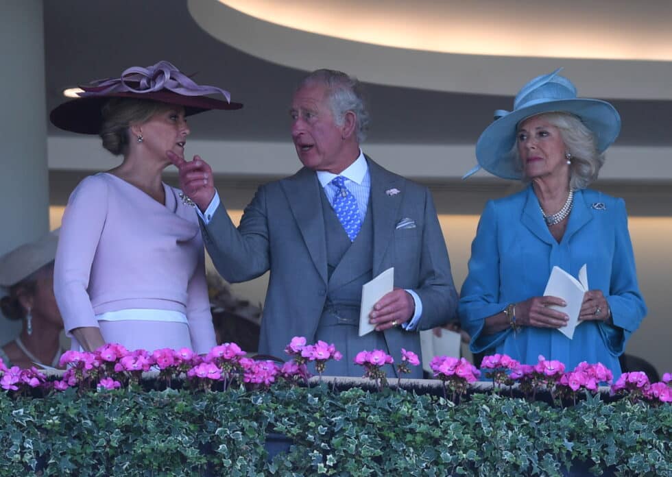 Sophie, Condesa de Wessex, Carlos de Gran Bretaña, Príncipe de Gales y Camila, Duquesa de Cornualles vista desde el Palco Real el primer día de Royal Ascot, en Ascot, Gran Bretaña