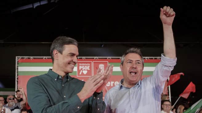 El presidente del Gobierno, Pedro Sánchez (i), y el candidato socialista a la Presidencia de la Junta de Andalucía, Juan Espadas (d)