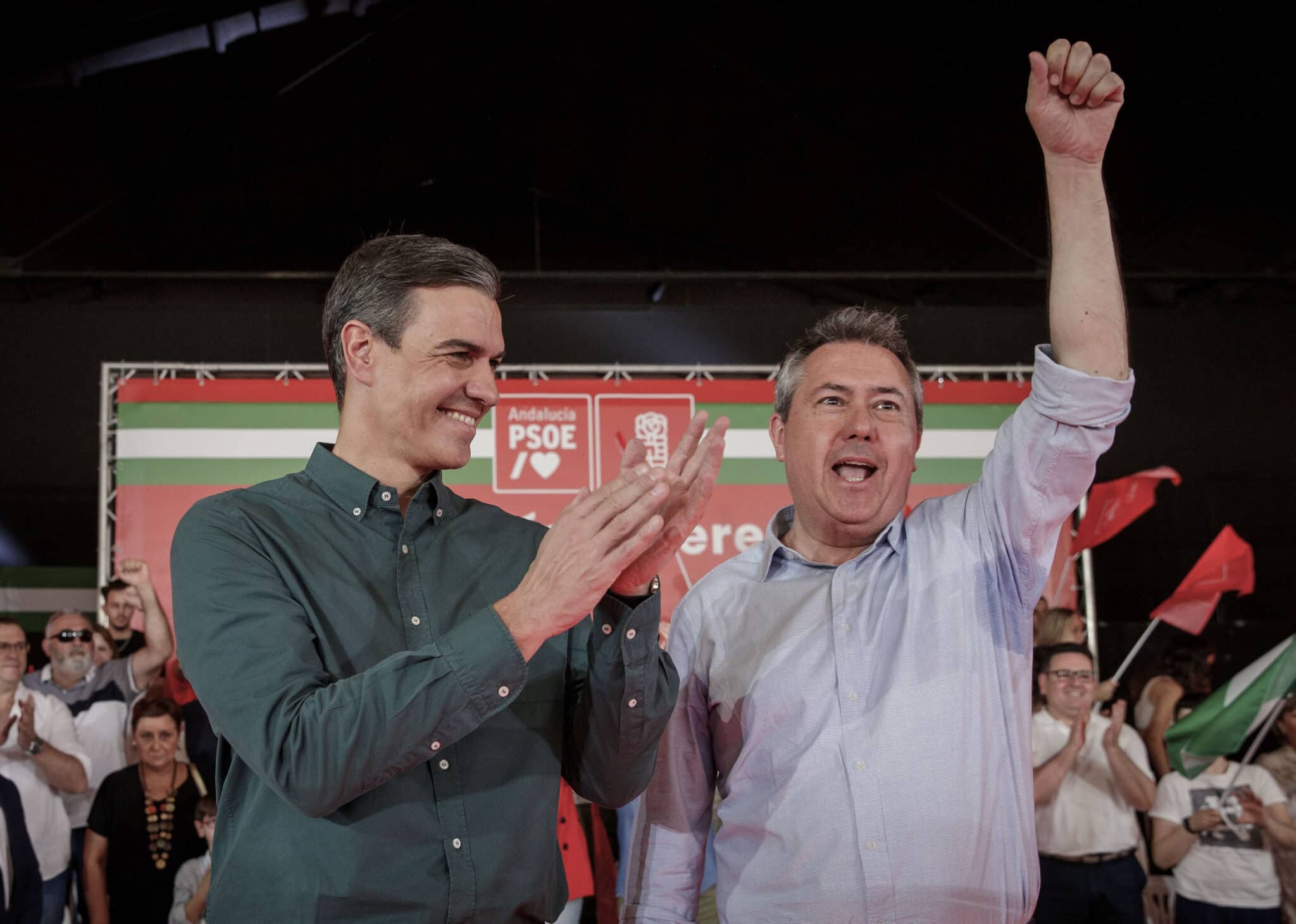 El presidente del Gobierno, Pedro Sánchez (i), y el candidato socialista a la Presidencia de la Junta de Andalucía, Juan Espadas (d)