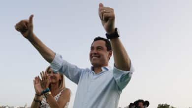 Juanma Moreno advierte de las playas y los atascos en el cierre de campaña: "Nada está conseguido"