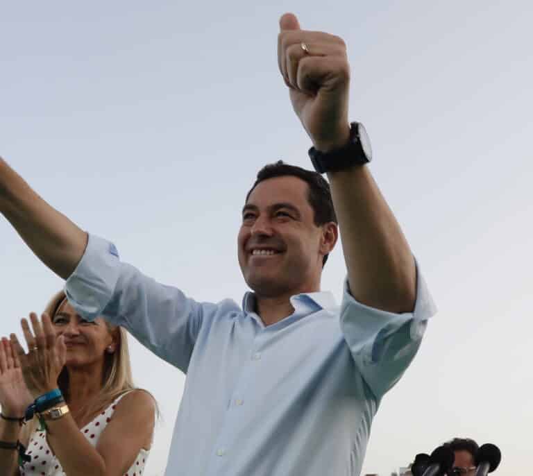 Juanma Moreno advierte de las playas y los atascos en el cierre de campaña: "Nada está conseguido"
