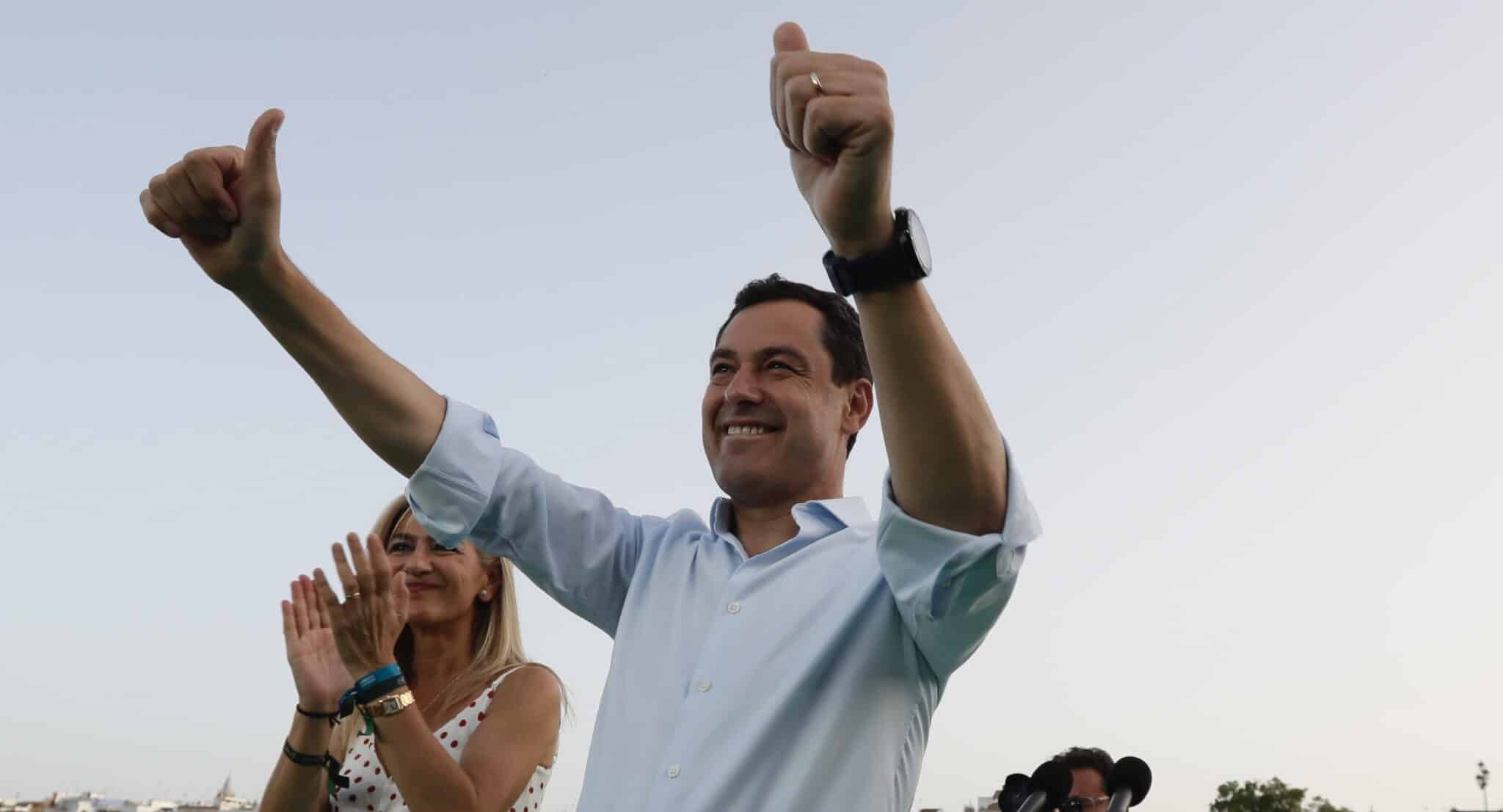 Juanma Moreno y Patricia del Pozo, en el acto de cierre de campaña en Sevilla.