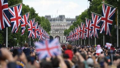 ¡God save the Queen! ¡Larga vida a la Reina Isabel II!