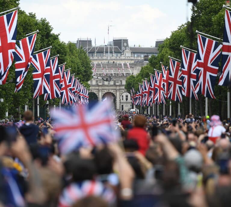¡God save the Queen! ¡Larga vida a la Reina Isabel II!