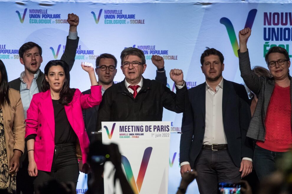 Jean-Luc Mélenchon en una asamblea de las NUPES