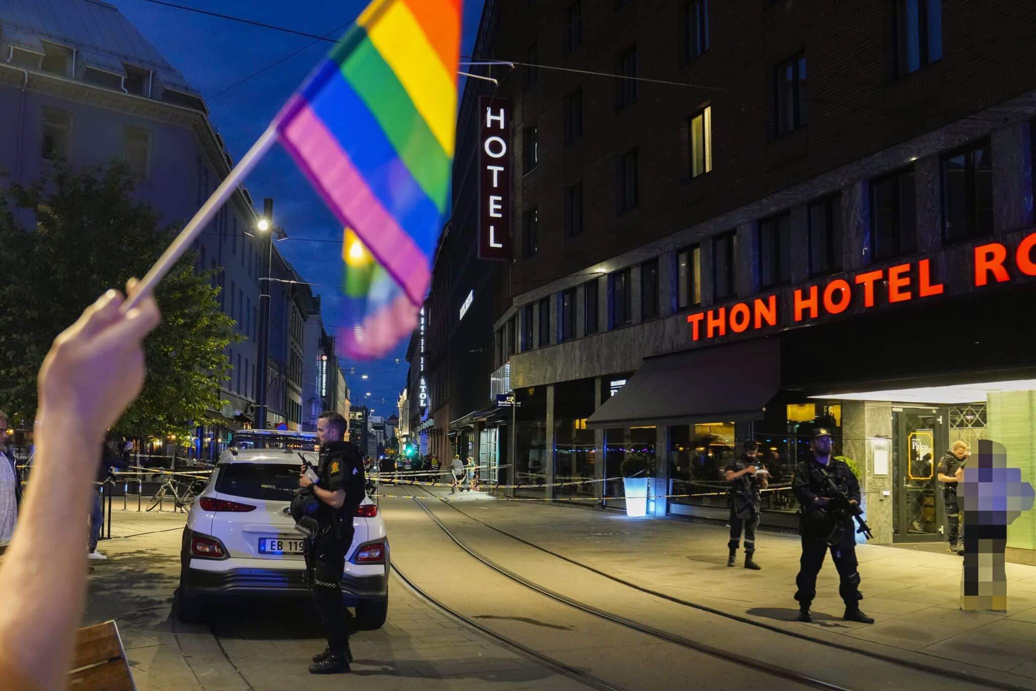 Agentes de policía aseguran la escena después de que se dispararan varios tiros fuera del pub londinense en el centro de Oslo