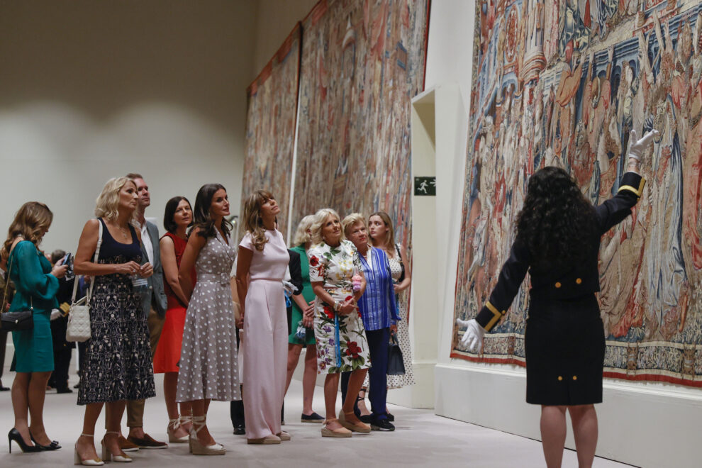 La reina Letizia (c), la mujer del presidente del Gobierno, Begoña Gómez y la primera dama estadounidense, Jill Biden visitan una exposición de tapices durante los actos culturales para los acompañantes de los mandatarios que asisten a la cumbre de la OTAN en la Granja de San Idelfonso, Segovia, este miércoles.