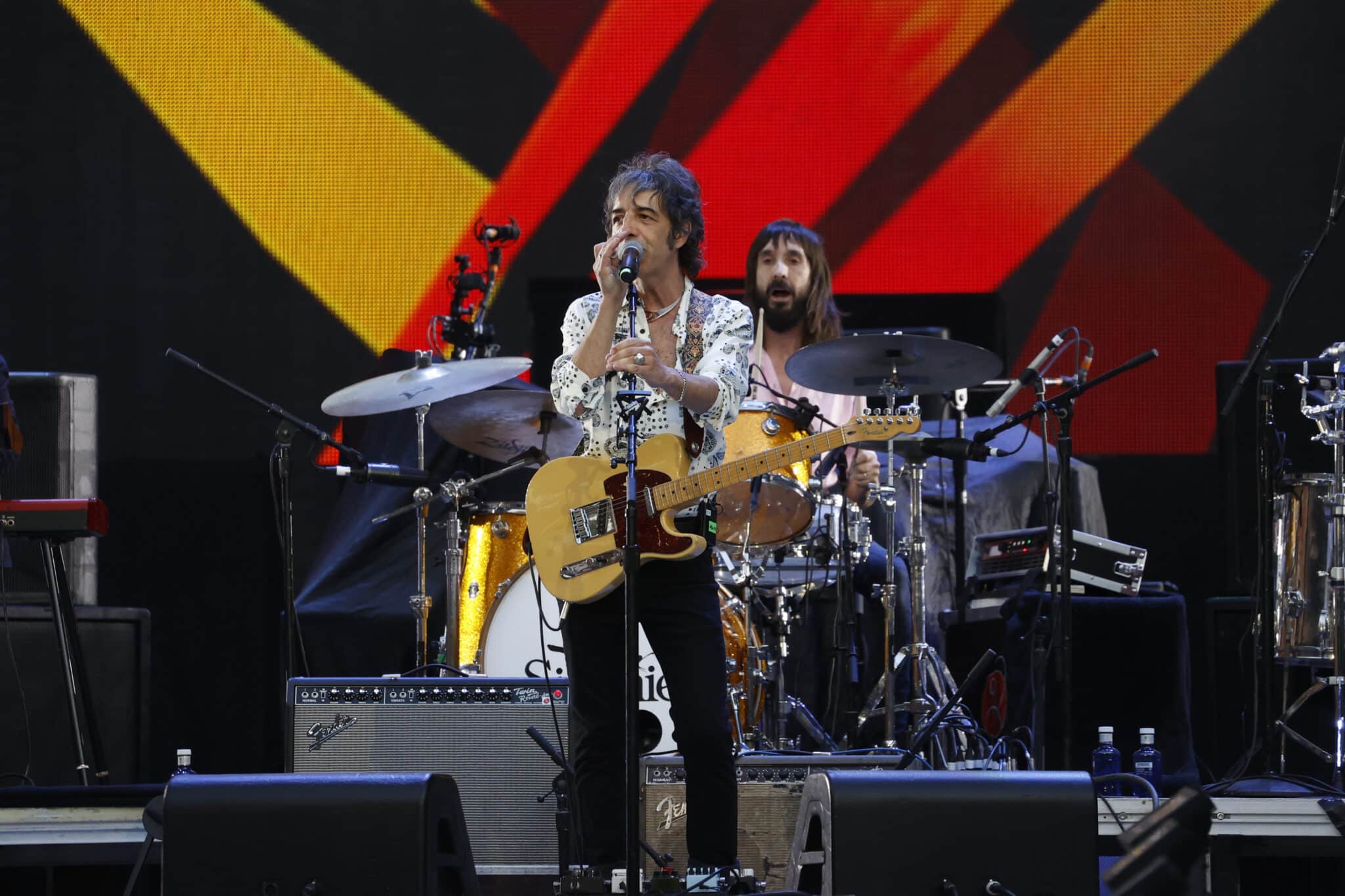 La banda Sidonie actúa sobre el escenario antes del concierto de The Rolling Stones 