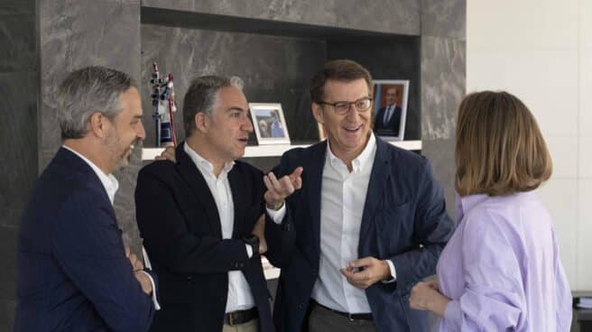 El presidente del PP, Alberto Núñez Feijóo, junto al coordinador general Elías Bendodo, el vicesecretario económico Juan Bravo y la secretaria general Cuca Gamarra. El presidente del PP, Alberto Núñez Feijóo, junto al coordinador general Elías Bendodo, el vicesecretario económico Juan Bravo y la secretaria general Cuca Gamarra.
