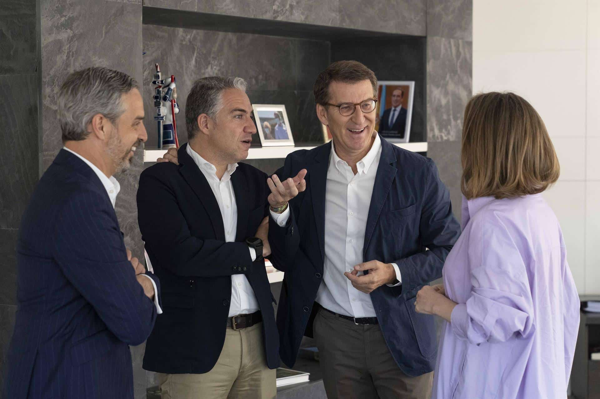 El presidente del PP, Alberto Núñez Feijóo, junto al coordinador general Elías Bendodo, el vicesecretario económico Juan Bravo y la secretaria general Cuca Gamarra.