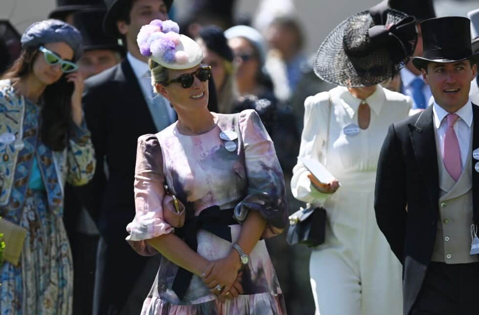 Los asistentes a la carrera asisten al primer día de Royal Ascot, en Ascot,