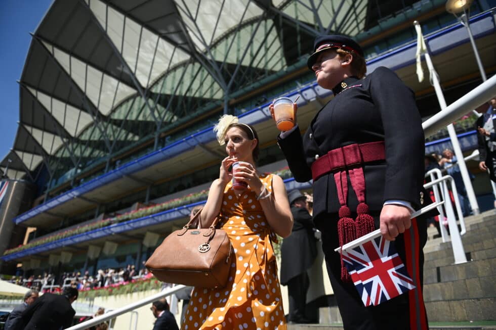 Los asistentes a la carrera asisten al primer día de Royal Ascot, en Ascot, Gran Bretaña, el 14 de junio de 2022.