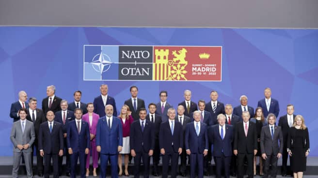 Los líderes de la OTAN posan para la foto oficial durante la primera jornada de la cumbre de la OTAN que se celebra este miércoles en el recinto de Ifema, en Madrid.