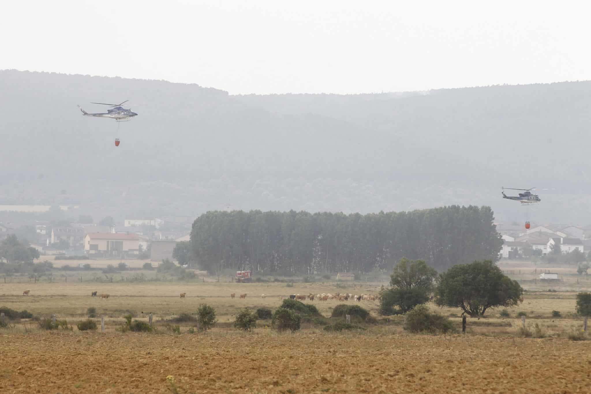 Mejora en el incendio en Zamora: los desalojados vuelven a casa y se reabren las carreteras y el AVE a Galicia