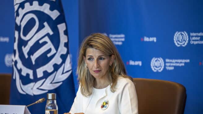 La ministra de Trabajo y Economía Social de España, Yolanda Díaz, escucha los discursos, durante una reunión con el Director General de la Organización Internacional del Trabajo