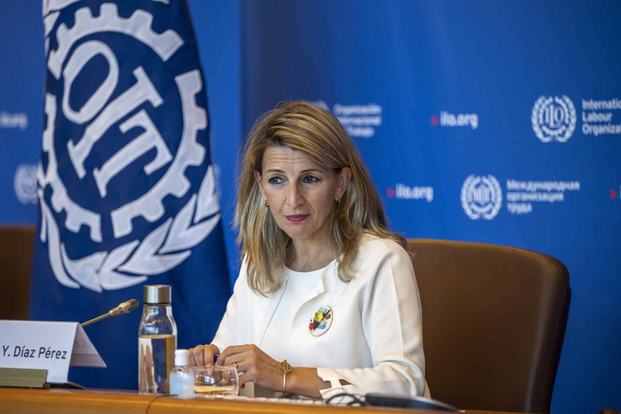 La ministra de Trabajo y Economía Social de España, Yolanda Díaz, escucha los discursos, durante una reunión con el Director General de la Organización Internacional del Trabajo