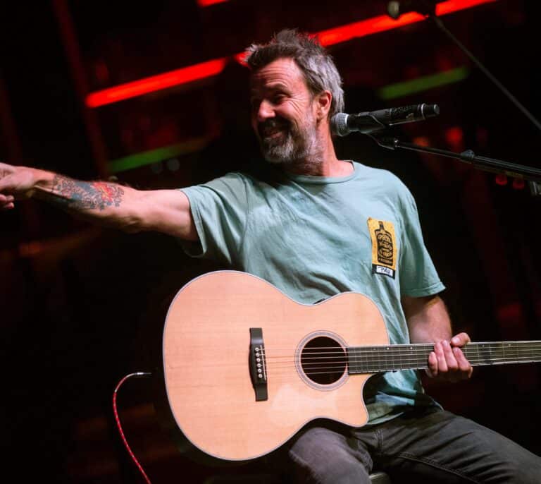 Uge, guitarrista de Extremoduro, lanza una canción inédita con Pau Donés