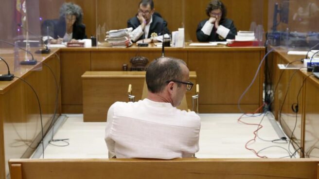 Condenado a casi 11 años de prisión el exguitarrista de Decibelios por abusar y prostituir a dos menores Jaume O, exguitarrista de Decibelios en el banquillo